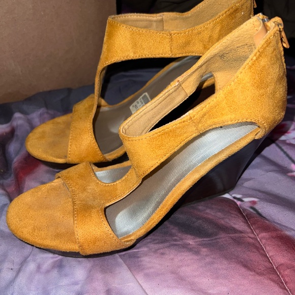 Yellow platform shoes - Picture 3 of 3